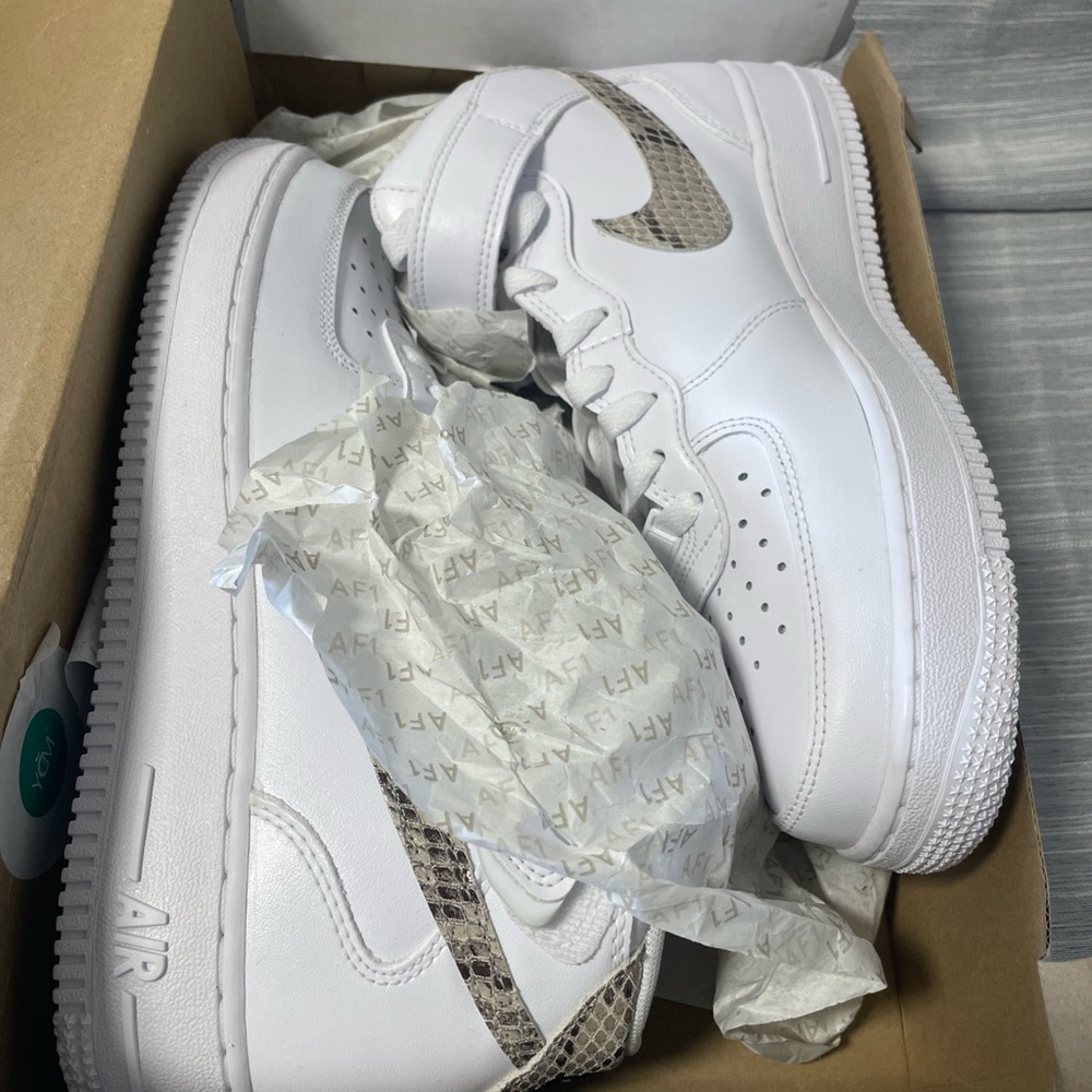 Nike White and Snake Pattern Air Force 1 swoosh retro Sneakers woman’s - Picture 2 of 7